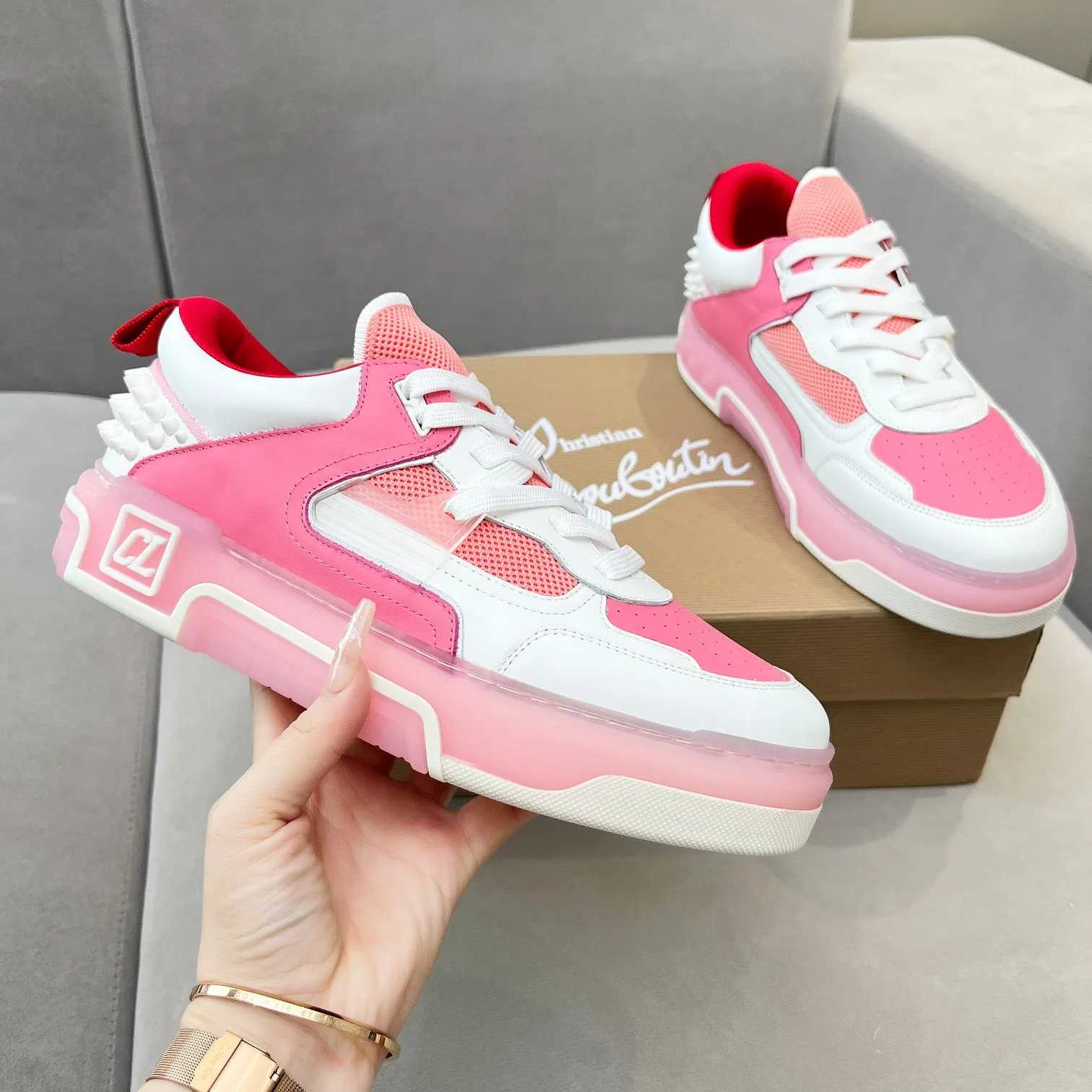 Men's shoes 💰700 🌹🌹🌹̋ Wang Junkai Yang Mi Xu Kai Zhang Jingyi Ding Chengxin Chen Muchi Wang Ziyi Same style Christian Louboutin 2024 [New product] ASTROLOUBI unisex thick-soled sports shoes red-soled shoes perfectly integrate fashion and sports, The fabrics are made of luxurious calfskin, soft suede, smooth satin and laminated leather, and the back is decorated with classic rivets. The interior is blended with a knitted tongue for added durability, breathability and quick-drying comfort. The outsole is made of a combination of EVA foam and imported rubber, and the colorful CL iconic letters on the side of the outsole show the brand's unique style. It is a ceiling-level comfortable skate shoe! ! ! Multiple colors available, currently women’s sizes 35--40